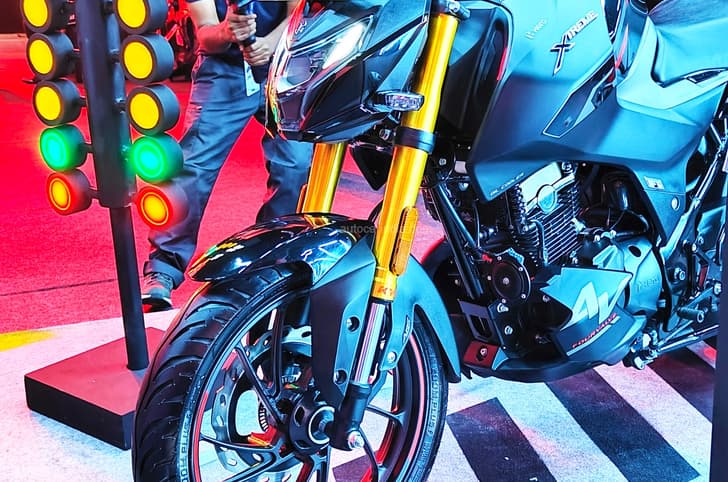 The USD fork is provided by Kayaba and has a diameter of 37mm.